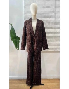 Traje de chaqueta en lentejuelas compuesto por chaqueta entallada y boton metalizado combinado con pantalón palazzo y bolsillos 2