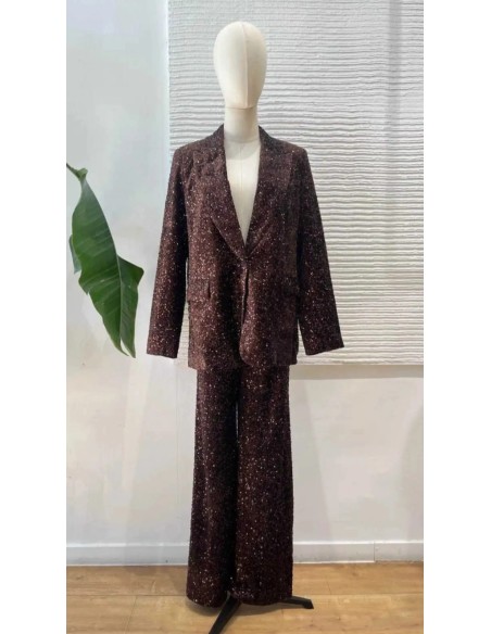 Traje de chaqueta en lentejuelas compuesto por chaqueta entallada y boton metalizado combinado con pantalón palazzo y bolsillos