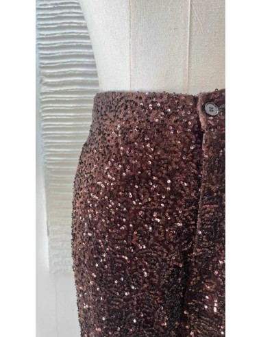 Traje de chaqueta en lentejuelas compuesto por chaqueta entallada y boton metalizado combinado con pantalón palazzo y bolsillos