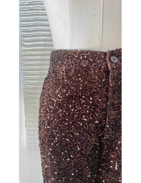 Traje de chaqueta en lentejuelas compuesto por chaqueta entallada y boton metalizado combinado con pantalón palazzo y bolsillos