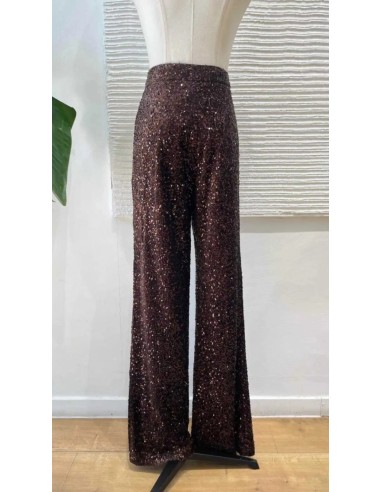 Traje de chaqueta en lentejuelas compuesto por chaqueta entallada y boton metalizado combinado con pantalón palazzo y bolsillos