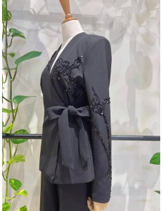 Traje de chaqueta compuesto por chaqueta entallada con lazada combinado con pantalón palazzo. Detalle de pedrería en ambas pieza 2