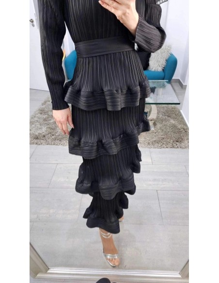 Falda midi de volantes con tejido satinado plisado. Cinturilla elástica. Talla desde 36 hasta 48.