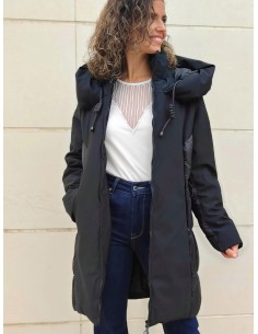 Abrigo acolchado con tejido que repele el agua y maxi capucha. Acolchado interior. Bolsillos laterales. Cordón ajustable en cint 2