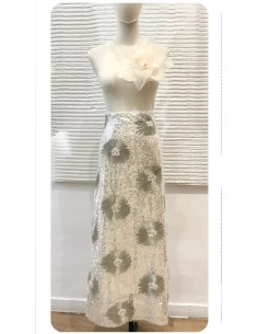 Falda lentejuelas midi de tiro alto con detalle de bordados y pedrería. Forro interior. 2