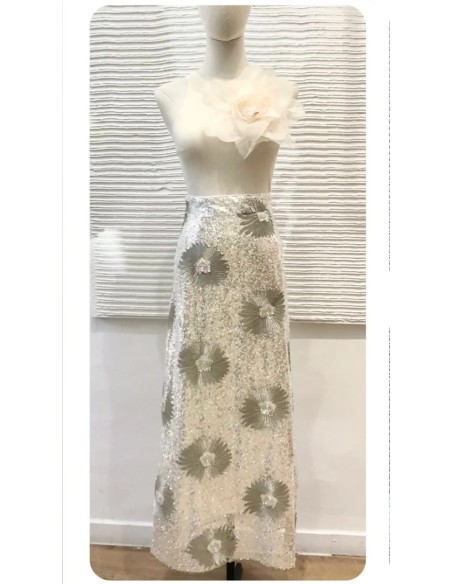Falda lentejuelas midi de tiro alto con detalle de bordados y pedrería. Forro interior.