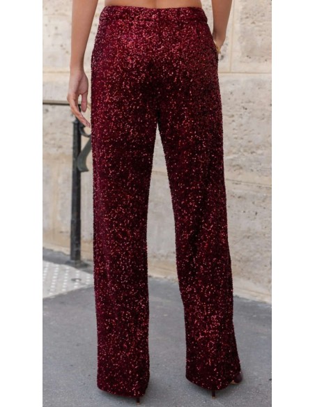 Traje de chaqueta en lentejuelas compuesto por chaqueta entallada y boton metalizado combinado con pantalón palazzo y bolsillos