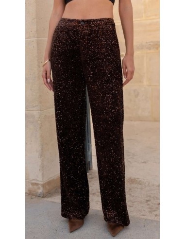 Traje de chaqueta en lentejuelas compuesto por chaqueta entallada y boton metalizado combinado con pantalón palazzo y bolsillos