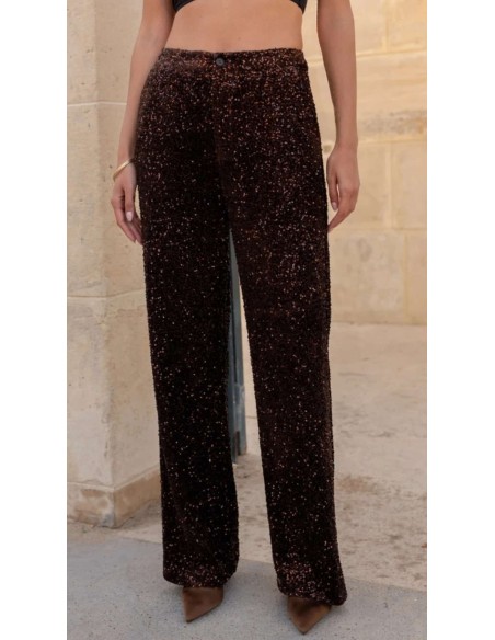 Traje de chaqueta en lentejuelas compuesto por chaqueta entallada y boton metalizado combinado con pantalón palazzo y bolsillos