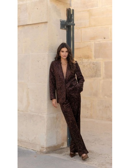 Traje de chaqueta en lentejuelas compuesto por chaqueta entallada y boton metalizado combinado con pantalón palazzo y bolsillos