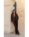 Traje de chaqueta en lentejuelas compuesto por chaqueta entallada y boton metalizado combinado con pantalón palazzo y bolsillos