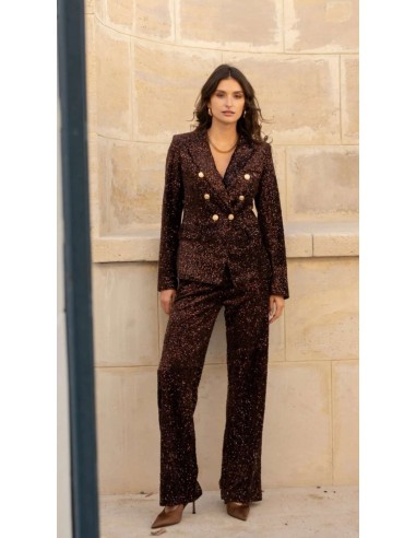 Traje de chaqueta en lentejuelas compuesto por chaqueta entallada y boton metalizado combinado con pantalón palazzo y bolsillos