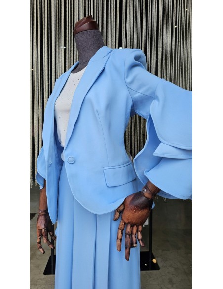 Prepárate para ser el centro de atención con este traje de falda pantalón con pinzas y chaqueta de solapa con detalle de volante