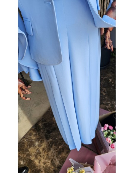 Prepárate para ser el centro de atención con este traje de falda pantalón con pinzas y chaqueta de solapa con detalle de volante