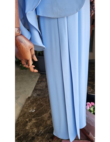 Prepárate para ser el centro de atención con este traje de falda pantalón con pinzas y chaqueta de solapa con detalle de volante