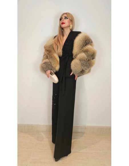Traje de chaqueta compuesto por chaqueta entallada con lazada combinado con pantalón palazzo. Detalle de pedrería en ambas pieza