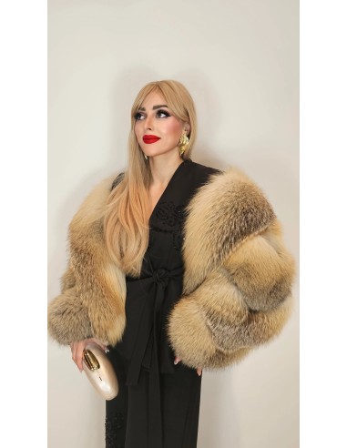 Traje de chaqueta compuesto por chaqueta entallada con lazada combinado con pantalón palazzo. Detalle de pedrería en ambas pieza