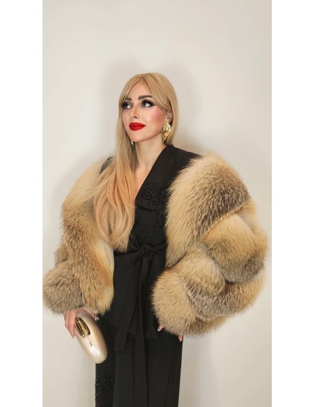 Traje de chaqueta compuesto por chaqueta entallada con lazada combinado con pantalón palazzo. Detalle de pedrería en ambas pieza