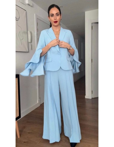 Prepárate para ser el centro de atención con este traje de falda pantalón con pinzas y chaqueta de solapa con detalle de volante
