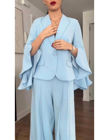 Prepárate para ser el centro de atención con este traje de falda pantalón con pinzas y chaqueta de solapa con detalle de volante