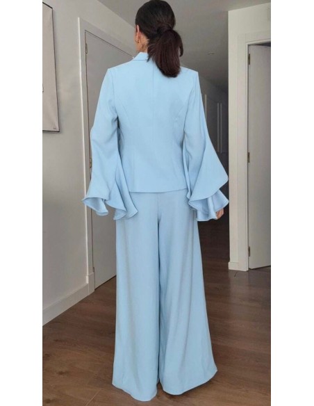 Prepárate para ser el centro de atención con este traje de falda pantalón con pinzas y chaqueta de solapa con detalle de volante