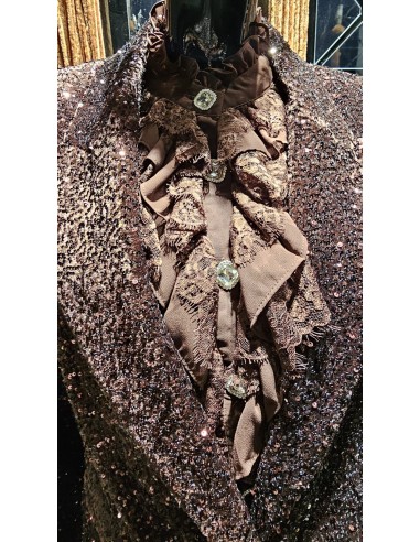 Traje de chaqueta en lentejuelas compuesto por chaqueta entallada y boton metalizado combinado con pantalón palazzo y bolsillos
