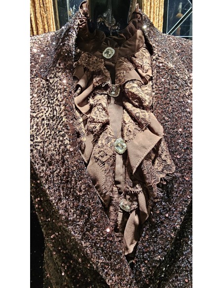 Traje de chaqueta en lentejuelas compuesto por chaqueta entallada y boton metalizado combinado con pantalón palazzo y bolsillos