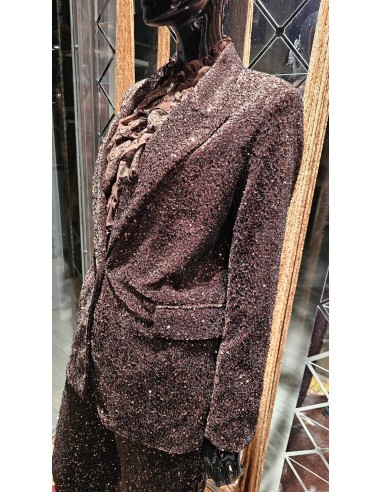 Traje de chaqueta en lentejuelas compuesto por chaqueta entallada y boton metalizado combinado con pantalón palazzo y bolsillos