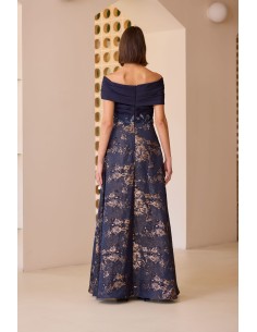 Vestido largo de fiesta con escote off-shoulder.  Cuerpo entallado y cintura marcada con detalles bordados. Carla Ruiz mod 52716 2