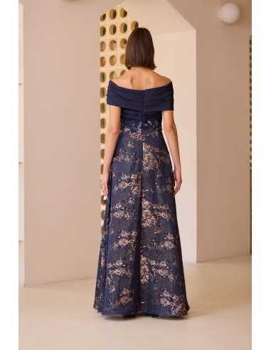 Vestido largo de fiesta con escote off-shoulder.  Cuerpo entallado y cintura marcada con detalles bordados. Carla Ruiz mod 52716