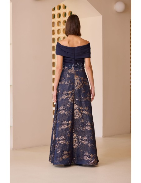 Vestido largo de fiesta con escote off-shoulder.  Cuerpo entallado y cintura marcada con detalles bordados. Carla Ruiz mod 52716