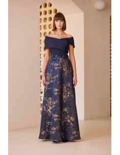 Vestido largo de fiesta con escote off-shoulder.  Cuerpo entallado y cintura marcada con detalles bordados. Carla Ruiz mod 52716