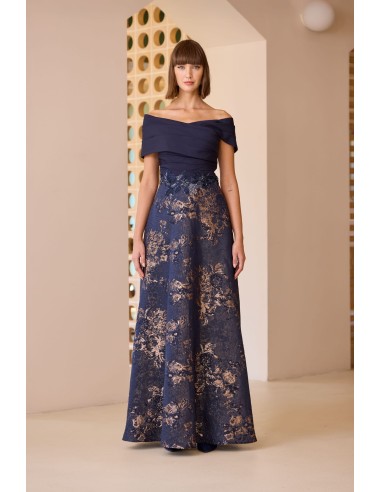 Vestido largo de fiesta con escote off-shoulder.  Cuerpo entallado y cintura marcada con detalles bordados. Carla Ruiz mod 52716