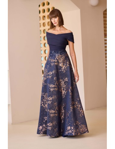 Vestido largo de fiesta con escote off-shoulder.  Cuerpo entallado y cintura marcada con detalles bordados. Carla Ruiz mod 52716