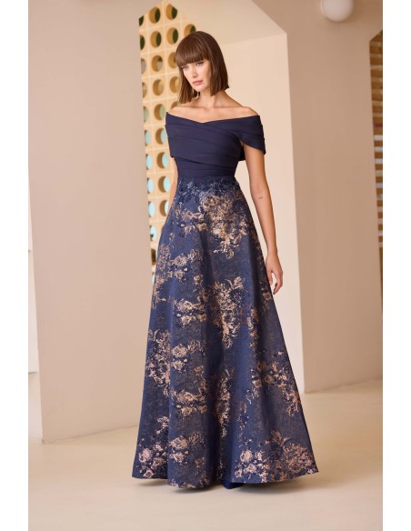 Vestido largo de fiesta con escote off-shoulder.  Cuerpo entallado y cintura marcada con detalles bordados. Carla Ruiz mod 52716