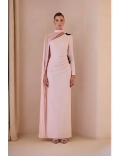 Vestido largo combinado CARLA RUIZ confeccionado en crepe. Cuerpo con escote asimétrico drapeado y detalle de flor en pedrería 2