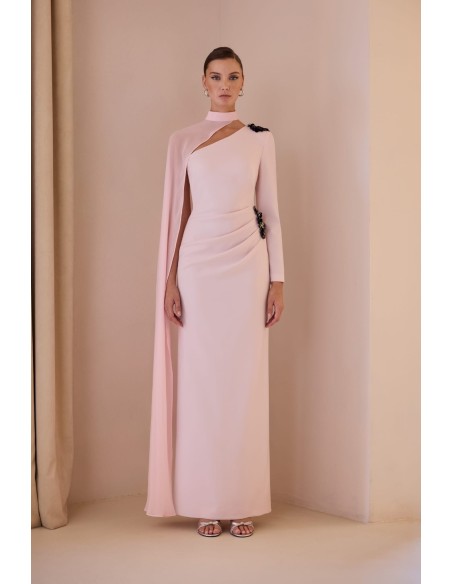 Vestido largo combinado CARLA RUIZ confeccionado en crepe. Cuerpo con escote asimétrico drapeado y detalle de flor en pedrería