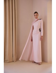 Vestido largo combinado CARLA RUIZ confeccionado en crepe. Cuerpo con escote asimétrico drapeado y detalle de flor en pedrería