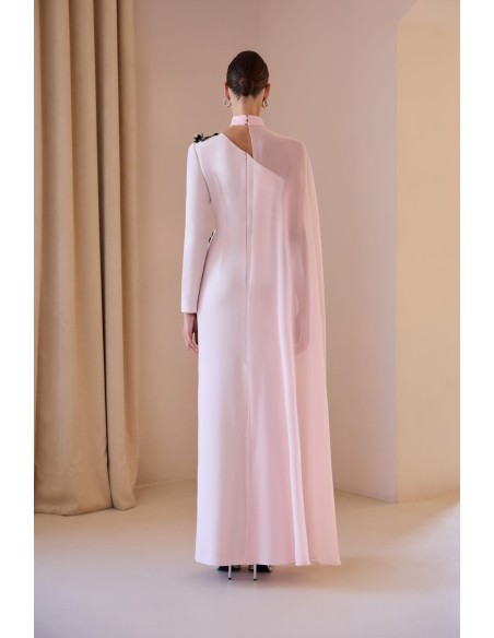 Vestido largo combinado CARLA RUIZ confeccionado en crepe. Cuerpo con escote asimétrico drapeado y detalle de flor en pedrería