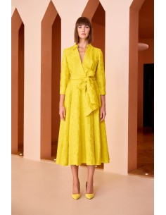 Vestido midi estilo camisero confeccionado en tejido brocado.