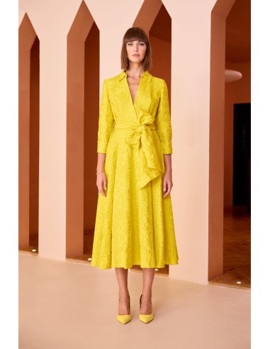 Vestido midi estilo camisero confeccionado en tejido brocado.