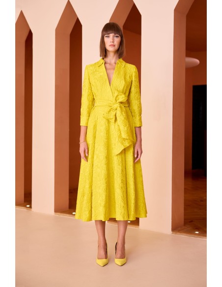 Vestido midi estilo camisero confeccionado en tejido brocado.