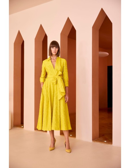 Vestido midi estilo camisero confeccionado en tejido brocado.