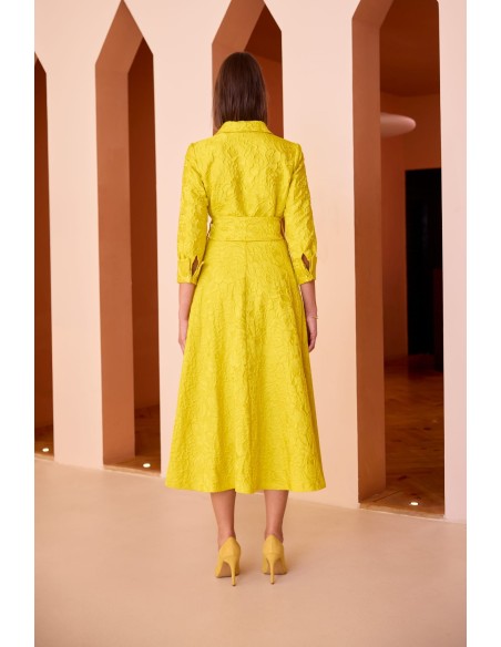Vestido midi estilo camisero confeccionado en tejido brocado.