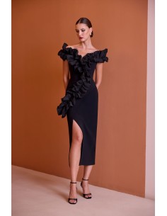 Vestido midi confeccionado en crepé estructurado, de corte entallado que realza la silueta de forma elegante y femenina.