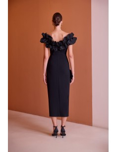 Vestido midi confeccionado en crepé estructurado, de corte entallado que realza la silueta de forma elegante y femenina. 2