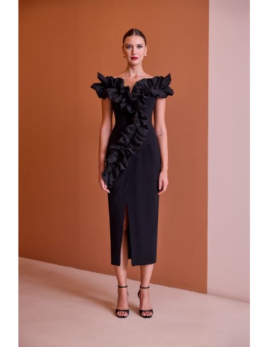 Vestido midi confeccionado en crepé estructurado, de corte entallado que realza la silueta de forma elegante y femenina.