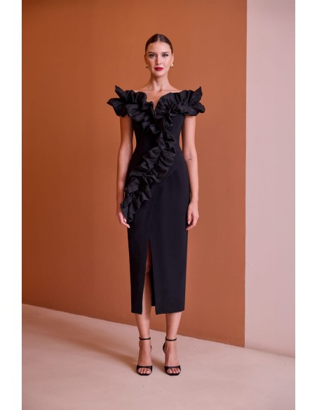 Vestido midi confeccionado en crepé estructurado, de corte entallado que realza la silueta de forma elegante y femenina.