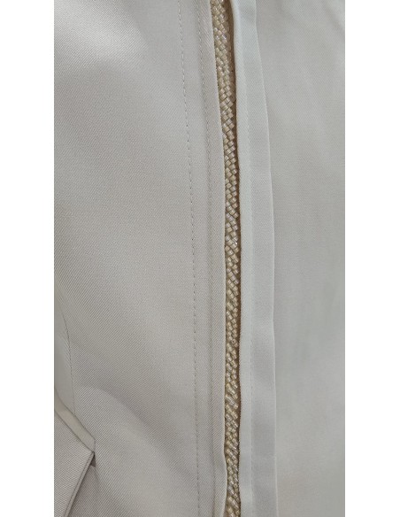 Conjunto de falda midi en crepé con gasa y cuerpo entallado con escote bardot y manga tres cuartos abullonada. Detalle de pedrer