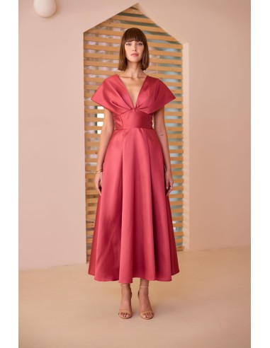 Vestido midi evasé con escote pronunciado. Confeccionado en tejido satinado. Cintura marcada y falda amplia con una elegante caí